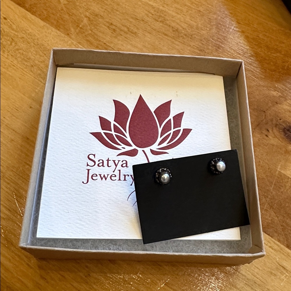 Satya New York pearl studs